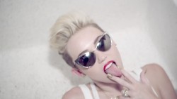 Miley Cyrus - We Can&rsquo;t Stop. ♥  Yay, it&rsquo;s Miley lesbo fantasy time. ♥