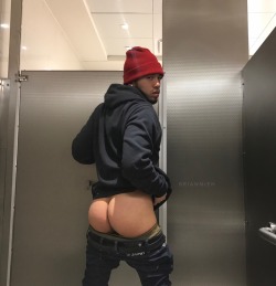 briannieh:‪…this layover in Virginia got me bored so I figured I’d take butt selfies in the airport bathroom 🙄😇‬#briannieh  👍