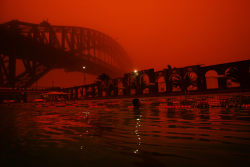 cvodine:  dizzyblud:  maizniek:  u–phoria:  zwamboobs:  dashokeypokey:   the sydney dust storm in 2009 that made everyone wake up and think their houses were on fire: grouse  i remember waking up, my blinds closed, to a world of red light, and looking