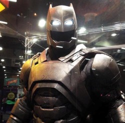 dccomicsnews:  The armoured batsuit at Comic Con  Look at it! it’s so amazing!