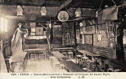 L'intérieur du cabaret du Lapin Agile, Paris, vers 1900.