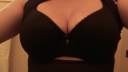 akamrj:  i LoV unhooking my BfF’s bra because she has great tits!