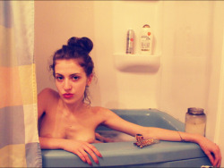 papiiblanco:  Just your fave 70’s pin up girl taking a bubble bath!petrp 