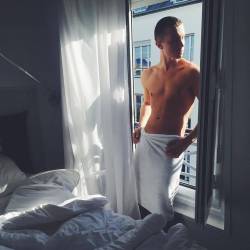 maybeinabluemoon:  menphotos:@frenkyyep   #boymenphoto #guy #male #model #boy #muscle #fitbody #hot #teen #shirtlessboys #shirtlessguys #boy #morning #Paris   quizás, quizás, quizás  