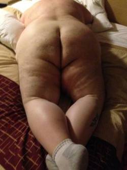 bigbearrider:  zaftigdigest:  Craigslist ad from Muncie, IN  Thick thighs big ass and a wide back Iâ€™d love to lay on top of that  Travel agent? Yes, how much are tickets to Muncie?