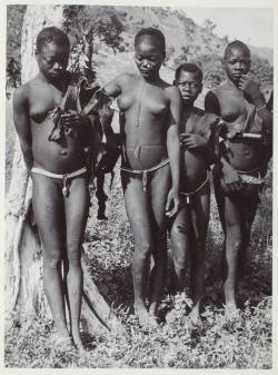 nigerianostalgia:  Mumuyeh women in Kwojji, Nigeria. 1950sVintage Nigeria 