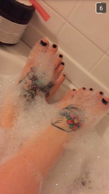 vickurt015:  haleycotten:  Getting clean for you to get me dirty   Silly bubbles! Always in the way