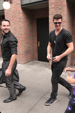 aagdolla:  Robin Thicke being escorted from the Bowery Hotel yesterday.  by aagdolla