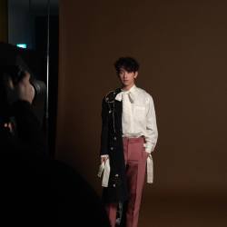 yeogibuteora:Jinyoung shooting scene for Allure February Issue