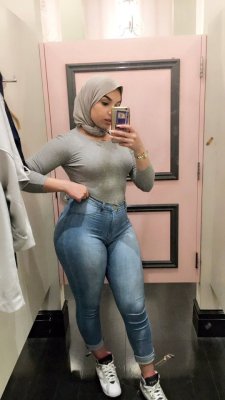 pornhubz:Curvy Hijab Selfie