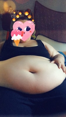 cute-fattie: do belly pictures ever get old? hah  wishlist message me about panties and custom content! 