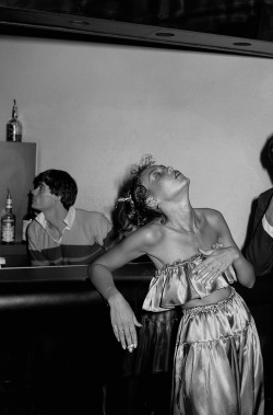 mixmaxart:  secretcinema1:  Untitled, from the series Studio 54, 1977-78, Tod Papageorge  #summer #mood 