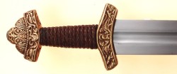 graceofweaponry:Spada Vichinga (Viking Sword) by Del TinBased on finds from the tenth century, Del Tin have done well at recreating a very aesthetically pleasing Viking sword. The pommel and cross-guard are constructed out of brass using a wax casting.