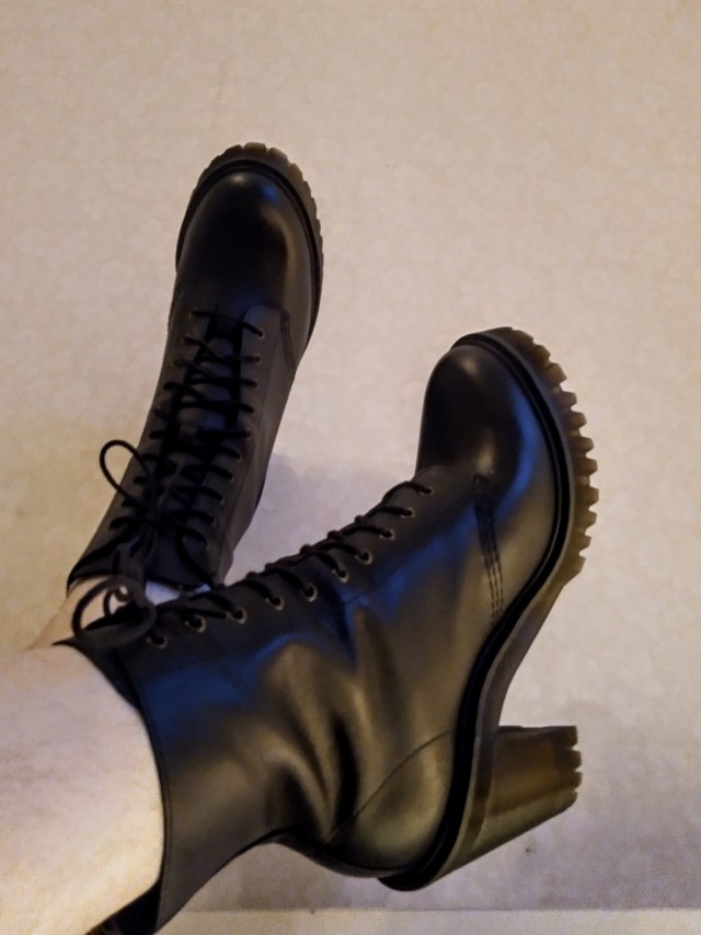 Since I&rsquo;m a good girl I stand by what I say even in subspace. And these beauties came home to me today. So ofc I&rsquo;ve kissed them and licked the lipstick stains clean like any good girl should do.