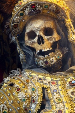 The trend for jewelled skeletons began in the late 16th century. The Roman catacombs, which had been abandoned as burial sites and largely forgotten about, were rediscovered in 1578 by vineyard workers. This coincided with the initial phase of the Counter