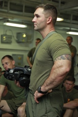 hairybearfriend:  Saluting our hairy-Armed Services.  Yum.