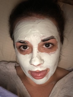 Laurawould giving us a peak into her self care routine