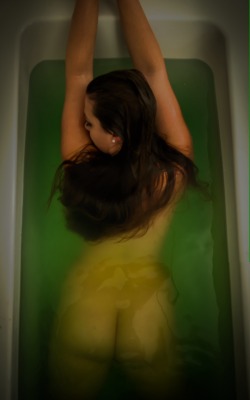 lilliasright:  Water Butt  Photographer: danielantonnyc  Model: lilliasright