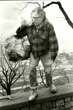 originaldumbbaby:refractalpterodactyl:sixpenceee:Burlington Mayor Bernie Sanders picks up trash on his own in a public park after being elected in 1981, his first electoral victoryWe could have had him…my heart isn’t ready for thisGet ready to DESTROY