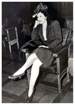 WINNER IN COURT BATTLE Vintage photo dated from September 24 - 1940, features Rosita Royce (seen here, without her Doves) in a New York City courtroom, where she was awarded a judgment of 񘊥 against men who had breached her signed contract to appear