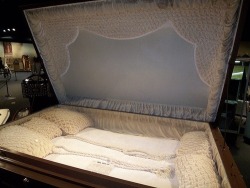 lunarsgarden:  congenitaldisease:    This three-person suicide coffin is located in the National Museum of Funeral History, Houston. The story behind this custom made coffin is that a couple’s infant daughter passed away and the couple agreed to commit