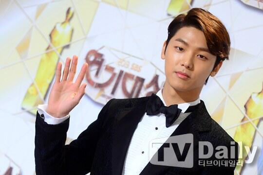 [Photos] Kang Minhyuk @ SBS Drama Awards 2013 Tumblr_myo892jGiY1qdvd1ho5_r1_1280
