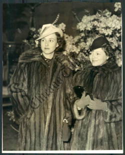 jazzvampire:  A flowery California background made Janet Gaynor and Margaret Lindsay feel at home this morning in the Stevens Hotel where they stopped between trains. Miss Gaynor is taking a New York vacation after completing A Star is Born, with Fredric