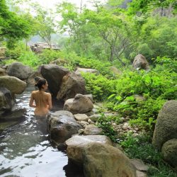 Japanese onsen, via oguro.keita  宮城県 峩々温泉「峩々温泉」宿泊者のみが利用できる男女別の浴場から降ったところにある混浴露天。撮影時に日帰り客の男性客が潜入していてビックリ！宮城県の混浴マナーの悪さは、個人的意見ではありますが、この事例以外でも多々あり、異常と思ってます。