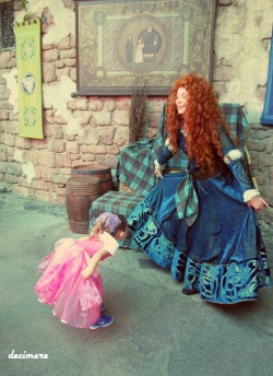 it-allstartedwithamouse:  Arielle teaching Merida how to curtsy. 