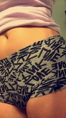 avamarieerosee:  littlemissprincess69:  Comfy Undies  Let that pussy out
