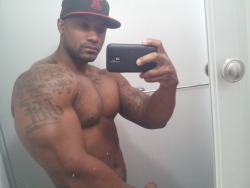 blackgaygifs:  Iâ€™m in a muscle daddy state of mind - muscle daddies at black gay gifs