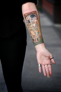 spheress:best-tattoos:Gustav Klimt’s “The Kiss” Tattooed by Alice Kendall (Wonderland Tattoo, Portland, Oregon) 
