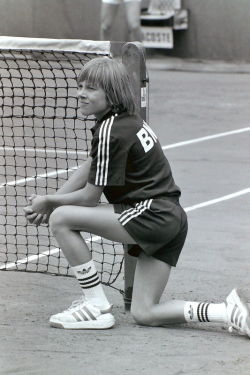 schboyshorts:  pepe-ws:  Sorry about the duplication. To make up for it, here is a photo of a tennis ball boy wearing shorts and white socks. I think I have some more like this. Nice and proper unforme which uses this boy collects balls. Enchanting! Thank