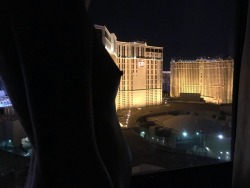 lucyinwonderlands: 21harley21: Love Vegas! Now to find the topless swimming pool. Love it! 