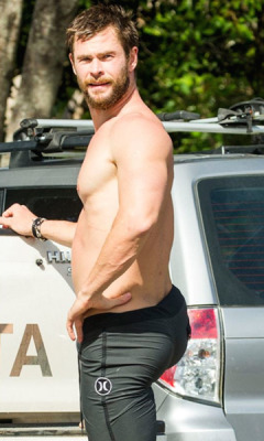 male-and-others-drugs:   Chris Hemsworth shirtless