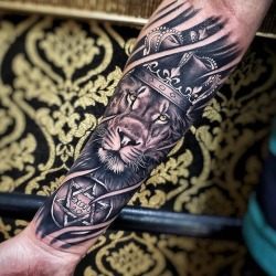emmatai88:  Amazing artist Boby Tattoo @boby_tattoo awesome Star of David crown orange eyes lion arm tattoo !