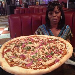 veganpizzafuckyeah:  reblogged from lilbuckdalegend:  Me and my mom about to handle this #veganpizza right now!!!  Family bonding!