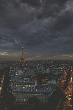 visualechoess:  Dark skies in Paris by: Christophe Femia  