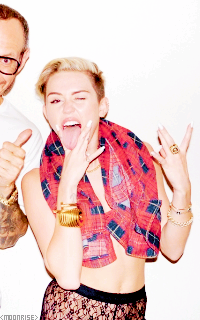 Miley Cyrus Tumblr_n7q5bowshg1sqaaz9o6_250