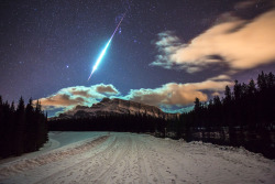 laughing-treees:  ohstarstuff:  While out hunting for the aurora borealis this December, astrophotographer Brett Abernethy captured this incredible meteor fireball streaking across the sky near Johnson Lake in Banff National Park, Canada.   I’ve seen
