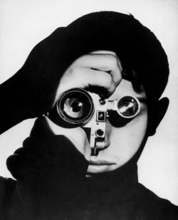 firsttimeuser:  Behind the Picture: Portrait of a Young Man With a Camera Andreas Feininger’s striking 1951 portrait of what, at first glance, might be a cowled cyborg — complete with mismatched lenses for eyes — is one of LIFE magazine’s most