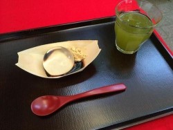 animemangadaisuki:  Water Cake A Japanese bakery, Kinseiken Seika, is cooking up a storm and it’s getting all over the world wide web. The dessert they are cooking up is the mizu shingen mochi and it is a rice cake that is made out of… you guessed