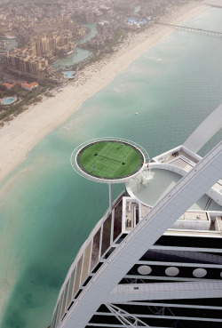 blazepress:  The world’s highest tennis court on top of the Burj Al Arab. 