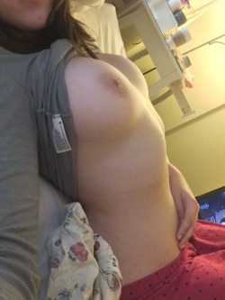 piscesangelbaby:  Continuing my day off lazy day series  Send in submissions!mostlyamateurs@yahoo.comSnapchat and Kik:Mostlyamateurs