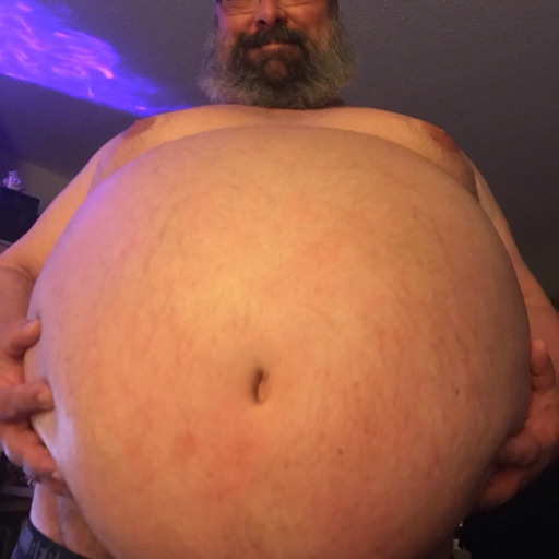 beergutbear:hogdaddy501:This is my real belly but I’m definitely morphing into something else. What do you think?Anybody come to mind seeing me with a stack of cookies and glass of milk? 🎅🏼 Santafication 🎅🏼