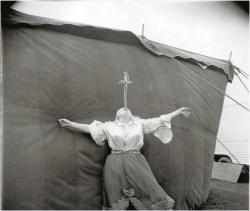dandycapp:  IL CIRCO MACABRO (10 foto)  Dieci foto risalenti ai primi decenni del novecento, un circo senza animali ma con uomini fuori dal comune. A qualcuno potrebbe ricordare il celebre film “FREAKS” di Tod Browning.