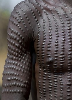 body-mod-universe:  The markings adopted by the Toposa tribe of South Sudan are among the most intricate and involve serried rows of dotted lines. Photo credit: Eric Lafforgue 