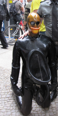 archymode:  skinslavepig:  leatherpup777:  Lucky Gimp  yes i love  holy shit this looks so retarded and I’m lmao   like look at its face look at its urinal body  I cant  It looks like a kinky Beaker