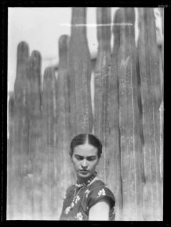 blueblackdream:  Martin Munkácsi, Frida Kahlo, Mexico City, 1933 