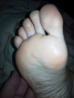 toered:This foot deserves several likes and reblogs    pass it around. Please use our donate button and help us out